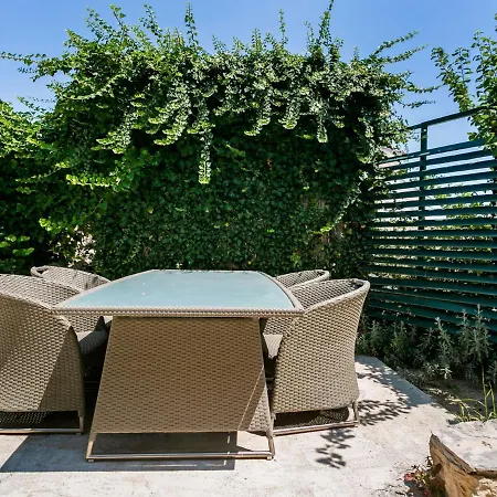 Alluring In Near Diocletian Palace *